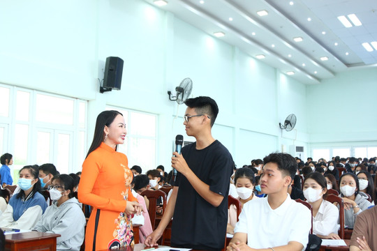 Trường ĐH Kiên Giang bồi dưỡng kỹ năng mềm cho tân sinh viên