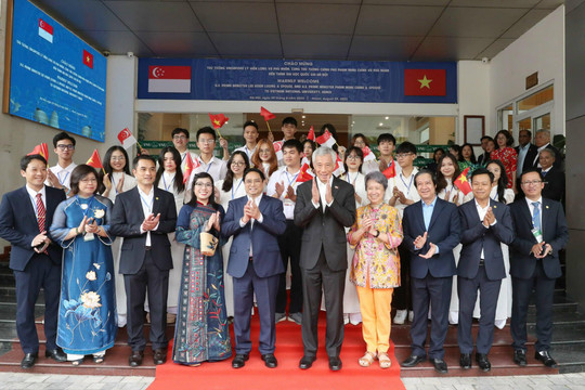 Thủ tướng Phạm Minh Chính và Thủ tướng Lý Hiển Long gặp gỡ sinh viên ĐHQG Hà Nội