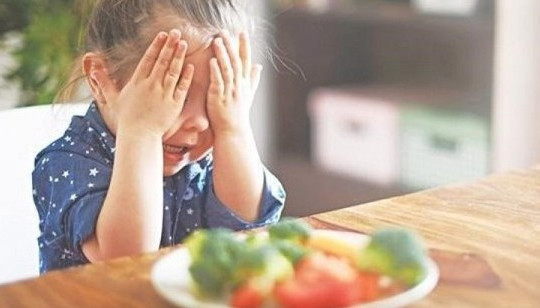 Trẻ có 3 thói quen này trên bàn ăn, lớn lên thường ích kỷ: Cha mẹ phải rèn sửa ngay cho con!