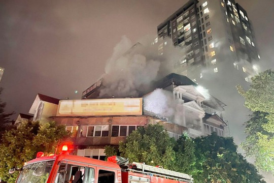 Cháy nhà hàng khu đô thị Kim Văn - Kim Lũ trong đêm, nhiều người hoảng hốt bỏ chạy