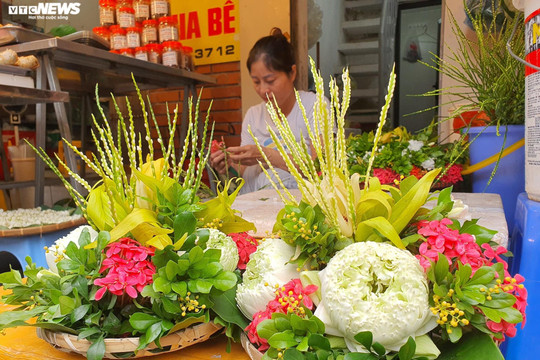 Đủ món hàng bắt mắt tại chợ 'nhà giàu' Hà Nội ngày Rằm tháng Bảy