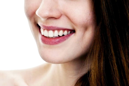 Vì sao con người có má lúm đồng tiền?