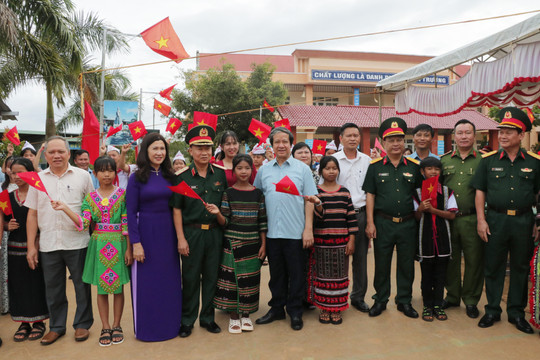 Bộ trưởng Nguyễn Kim Sơn thăm, tặng quà các trường học vùng khó khăn Đắk Nông