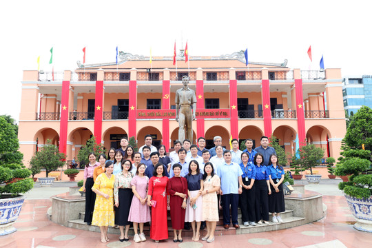 Trường Đại học Luật TPHCM dâng hương tưởng niệm Chủ tịch Hồ Chí Minh