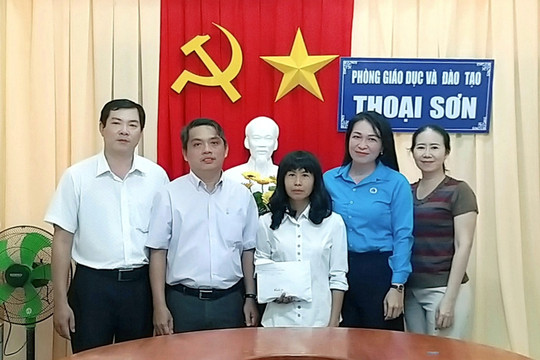 Trao tiền hỗ trợ cô giáo tiểu học mắc bệnh hiểm nghèo ở An Giang
