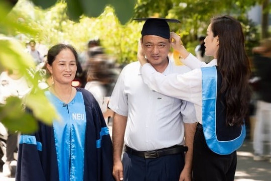 Hoa hậu Đỗ Thị Hà đội mũ cử nhân cho bố trong ngày tốt nghiệp Đại học