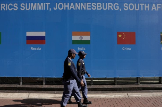 Mời 3 đối thủ cạnh tranh vào BRICS: Nga đối diện ván bài "cân não"