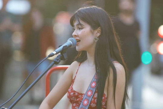 Nữ du khách hát See tình "gây sốt" phố đi bộ Nguyễn Huệ có gu thời trang tôn dáng cực đẹp