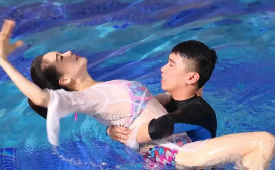 Nữ diễn viên Trung Quốc gây chú ý khi mặc đồ bơi "cao tay" tránh sự cố trên show tạp kỹ