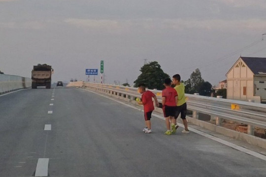 'Kinh hoàng' nhiều người đi bộ, vui chơi, chạy xe đạp... trên cao tốc ở Nghệ An