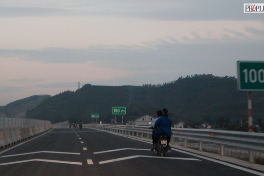 Video: Hãi hùng người dân đi bộ, chạy xe máy, xe đạp trên cao tốc qua Nghệ An