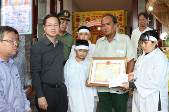Chủ tịch Bình Thuận trao bằng khen cho gia đình người lao vào đám cháy cứu người rồi tử nạn