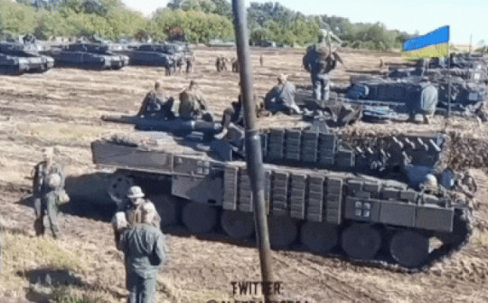 30 xe tăng Leopard 2A4 của Ukraine tập trung tại cùng một địa điểm ở miền nam