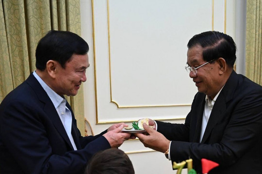 Cựu Thủ tướng Hun Sen chúc mừng cựu Thủ tướng Thái Lan Thaksin được ân xá