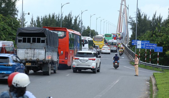 Dòng người nghỉ lễ quay lại TP HCM, giao thông ùn tắc nhiều nơi ở Tiền Giang và Bến Tre