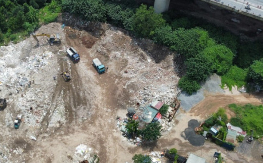 Vì sao 4 năm không xử lý bãi trạc thải xây dựng 'khủng' tại chân cầu Thanh Trì?