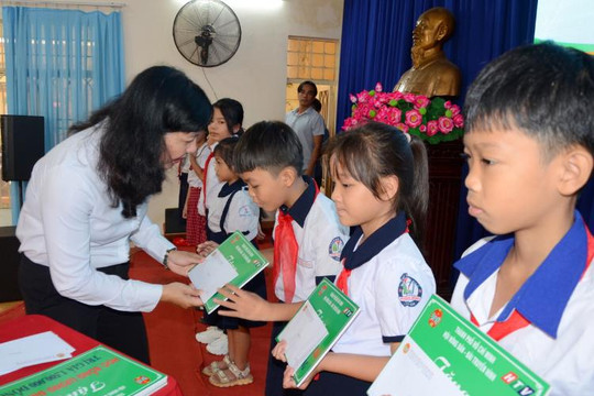 Trao 727 suất học bổng Lương Định Của cho học sinh, sinh viên khó khăn