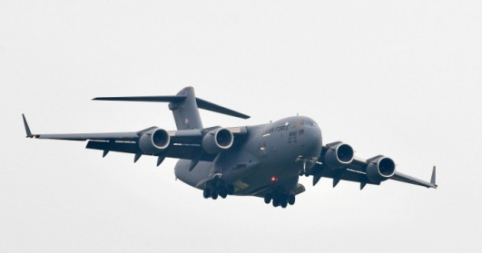 Hai vận tải cơ C-17 "cõng đồ" cho Tổng thống Mỹ liên tiếp hạ cánh xuống Nội Bài sáng nay