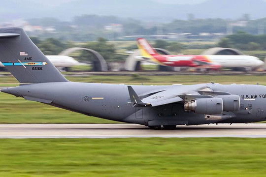 Cận cảnh hai vận tải cơ hạng nặng C-17 "nhả đầy hàng" ở sân bay Nội Bài sáng nay