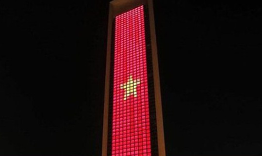 Thắp sáng quốc kỳ Việt Nam tại tòa tháp cao nhất thế giới Khalifa nhân dịp 2/9