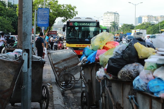 “Cực hình” ngửi mùi hôi thối khi chờ xe buýt ở Hà Nội