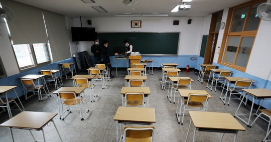 Lớp học Hàn Quốc vắng lặng vì giáo viên cả nước tới dự lễ 49 ngày cô giáo tự sát