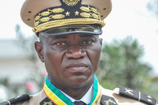 Thủ lĩnh lực lượng đảo chính Gabon tuyên thệ nhậm chức tổng thống lâm thời