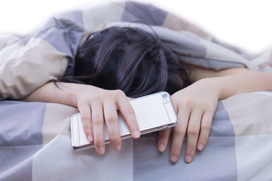 Ngủ cạnh điện thoại có gây ung thư?