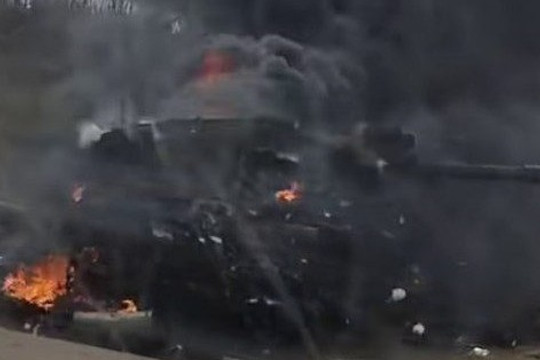 Siêu tăng Challenger 2 của Anh bị bắn cháy trên chiến trường Ukraine