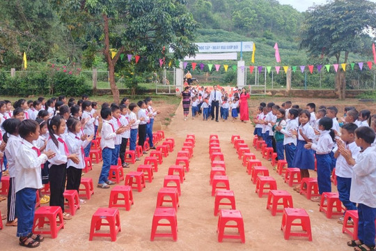 Lễ khai giảng kết hợp ngoại khóa về biển đảo tại trường vùng biên Quảng Trị