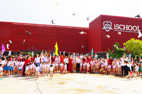 Trường học Quảng Trị thả chim bồ câu chào mừng năm học mới