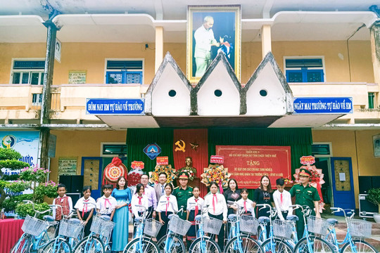 Trao tặng xe đạp cho học sinh vùng khó Thừa Thiên – Huế trong dịp lễ khai giảng