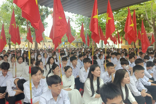 Các trường học ở Hà Tĩnh vinh dự đón nhận Bằng khen trong ngày khai giảng
