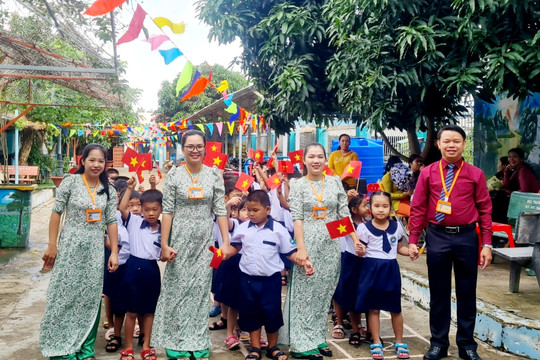 Học sinh xã đảo Thạnh An vui mừng được tặng đồng phục dịp khai giảng
