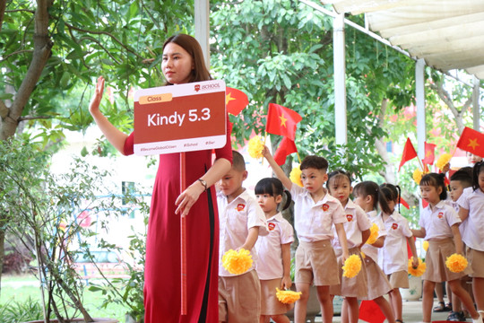iSchool Hà Tĩnh trao học bổng nhân dịp khai giảng năm học mới