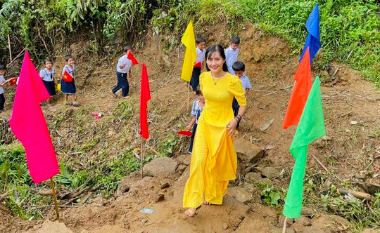 Xúc động lễ khai giảng của cô trò điểm trường vùng núi Quảng Nam