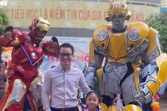 Học sinh thích thú khi "Iron Man" xuất hiện tại lễ khai giảng