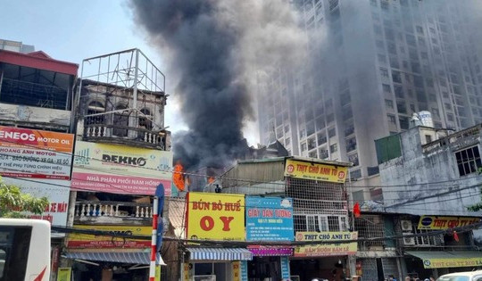 Hà Nội: Tiếng nổ cùng khói đen cuồn cuộn ở tầng tum ngôi nhà trên đường Tam Trinh