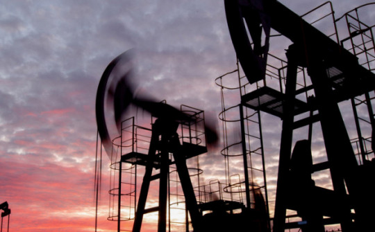 Giá dầu tăng mạnh sau động thái của Nga, Ả Rập Saudi