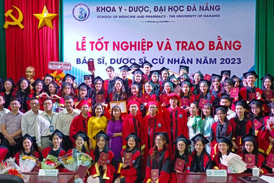 Sinh viên khoa Y Dược ĐH Đà Nẵng tham gia tuyển dụng ngay sau lễ tốt nghiệp