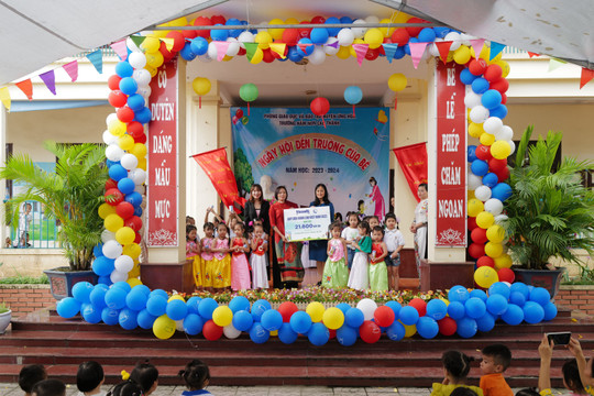 Quỹ Sữa Vươn Cao Việt Nam và Vinamilk trao sữa đến trẻ em nhân dịp năm học mới