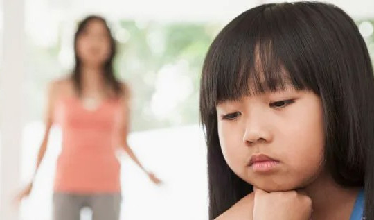 4 hành động cha mẹ vô tình làm tổn thương lòng tự trọng của con