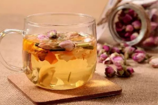 5 công dụng vàng từ tách trà mật ong hoa hồng