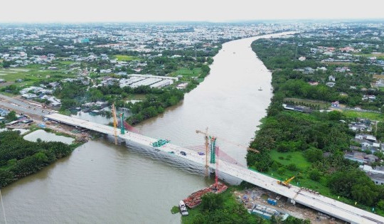 Cận cảnh cầu vượt sông Vàm Cỏ Tây vừa hợp long trên tuyến vành đai TP Tân An, Long An