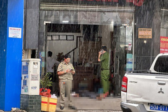 Nam thanh niên người dính máu gục trước cửa 1 khách sạn ở Bình Thạnh