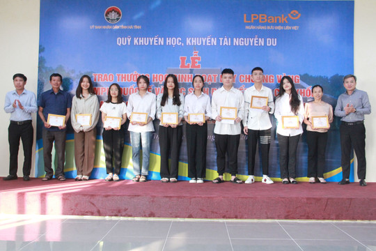 Trao thưởng gần 110 triệu đồng cho học sinh Hà Tĩnh đạt thành tích cao