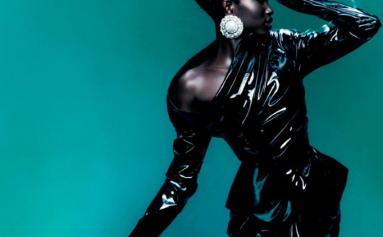 Chiến dịch thời trang nữ Luxe FW23 của Balmain lộng lẫy và độc đáo