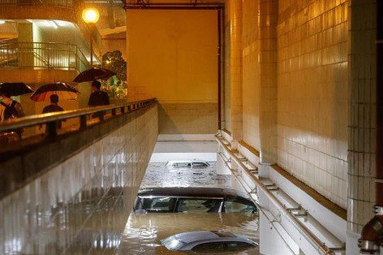 Mưa lớn khủng khiếp, đường phố Hồng Kông chìm trong biển nước