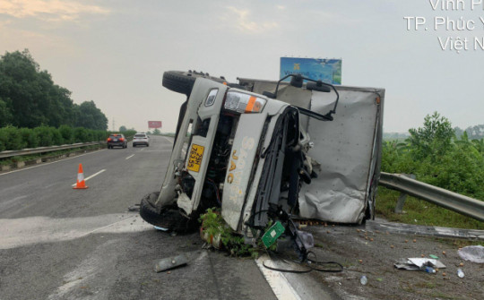 Xe tải bị lật nghiêng sau tai nạn trên cao tốc, tài xế tử vong