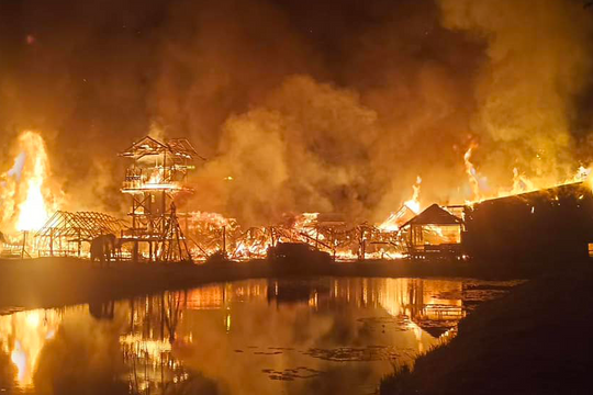 Hỏa hoạn kinh hoàng thiêu rụi Chợ nổi Pattaya, nhiều người liều mình nhảy xuống sông thoát thân
